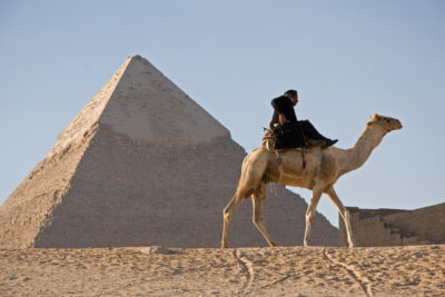 ギザの大ピラミッドとラクダに乗る人 パブリックドメイン
