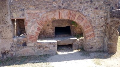 ポンペイ遺跡：古代ローマ文明の復興を探る
